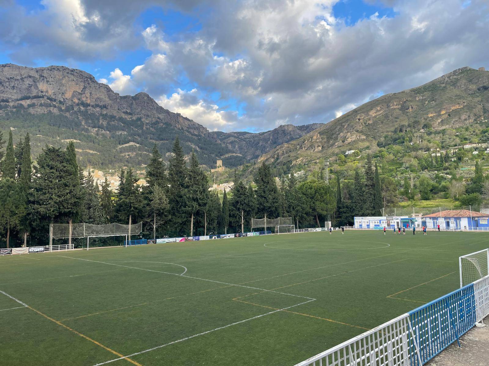 Campo principal rodeado de montañas