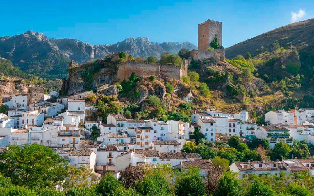 Joven jugador observando el valle de la Sierra de Cazorla